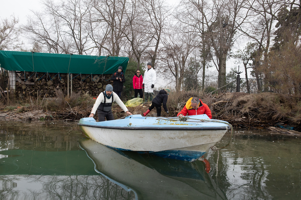 removing abandoned boats in venice