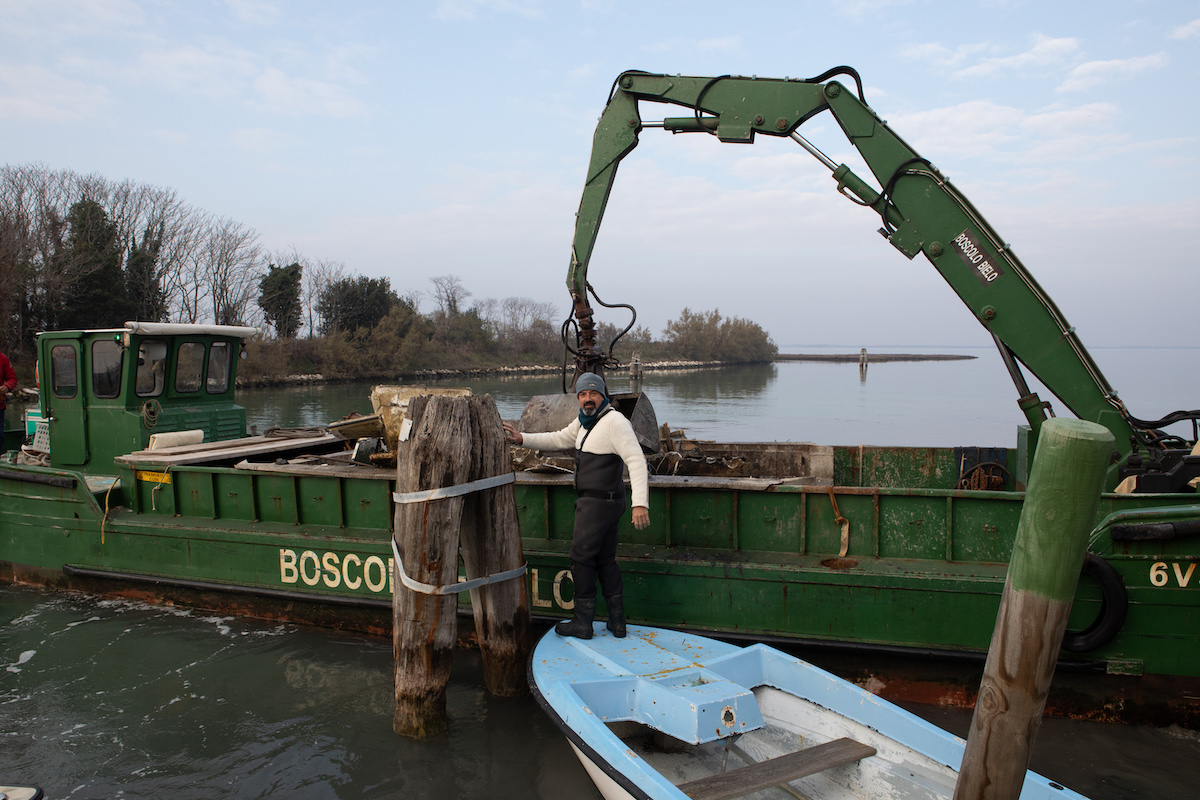 removing abandoned boats in venice lagoon for the ghost boats project